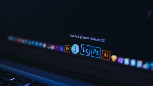 Tela de um computador com ferramentas de marketing.